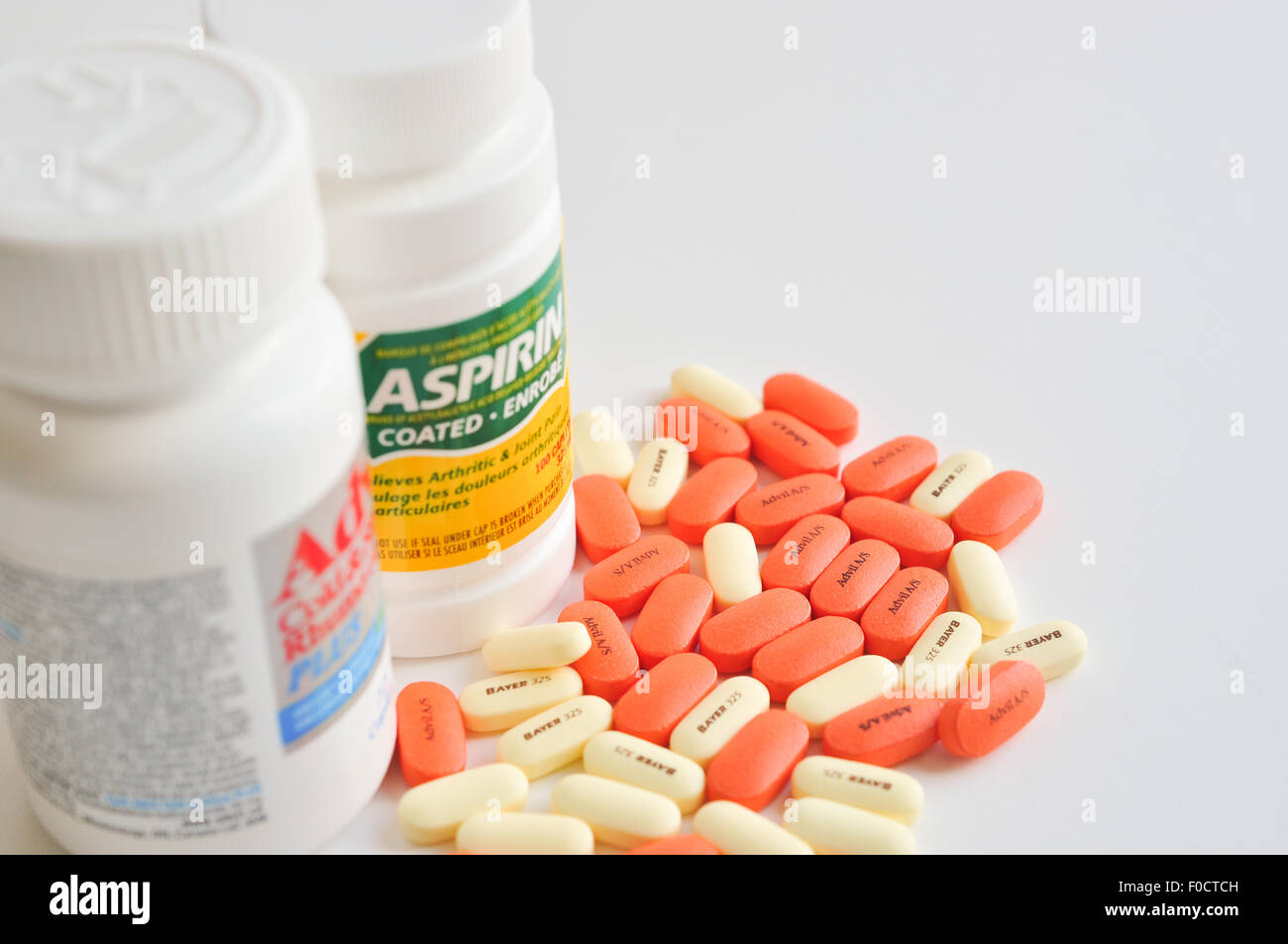 Pillen von Aspirin und advil Stockfoto