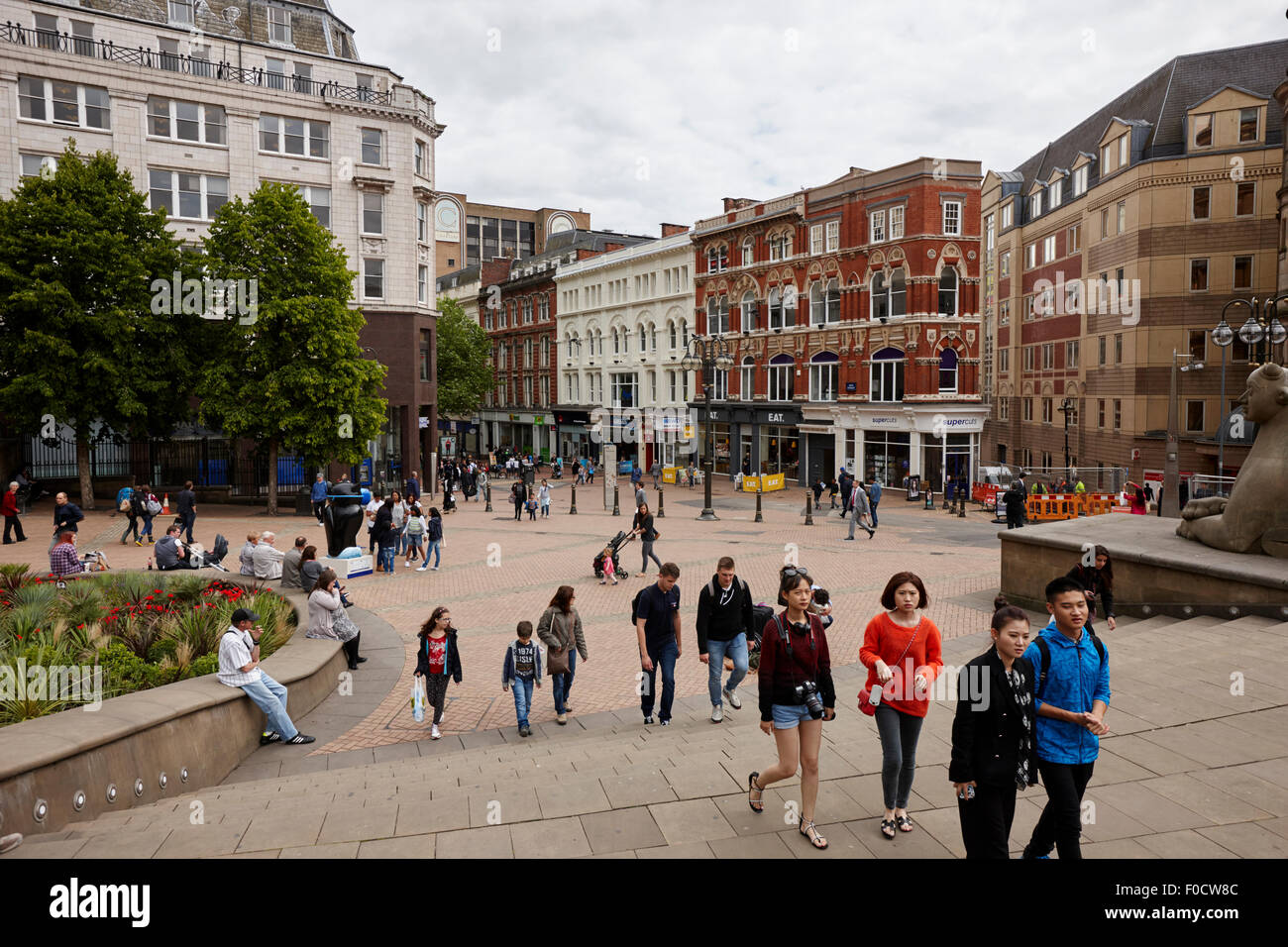 Touristen gehen Treppen vom Victoria Square Stadtzentrum von Birmingham UK Stockfoto