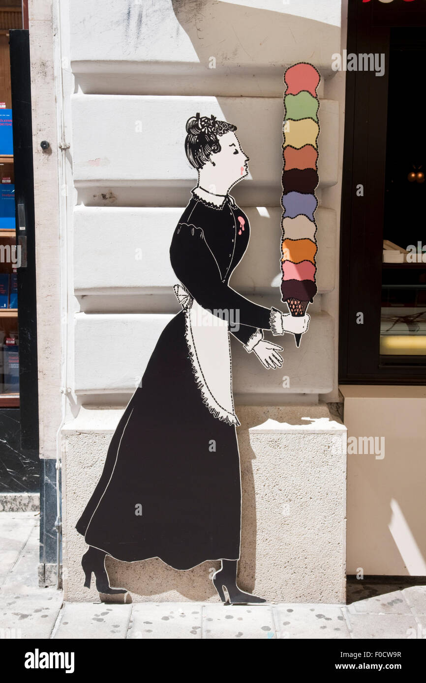 Werbung Board einer Frau in einem alten altmodischen Dienstmädchen Kostüm tragen Eis außerhalb der Konditorei Demel in Wien Stockfoto