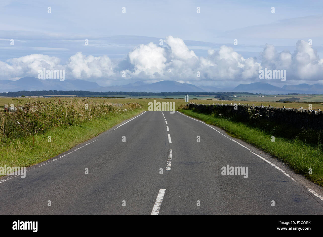 A4080 ländlichen eine Straße durch ländliche Anglesey nördlich wales uk Stockfoto