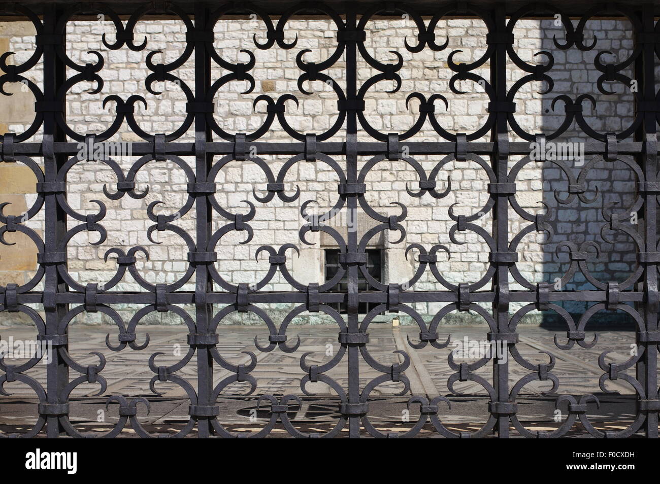 Krakau, Polen, 28. Juli 2015. Königsschloss Wawel, Sitz der polnischen Könige aus dem 12. bis 17. Jahrhundert. Handgeschmiedetes Gitter. Stockfoto