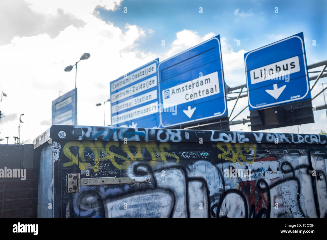 Gritty urban Schuss von Amsterdam Verkehrszeichen und grafitti Stockfoto