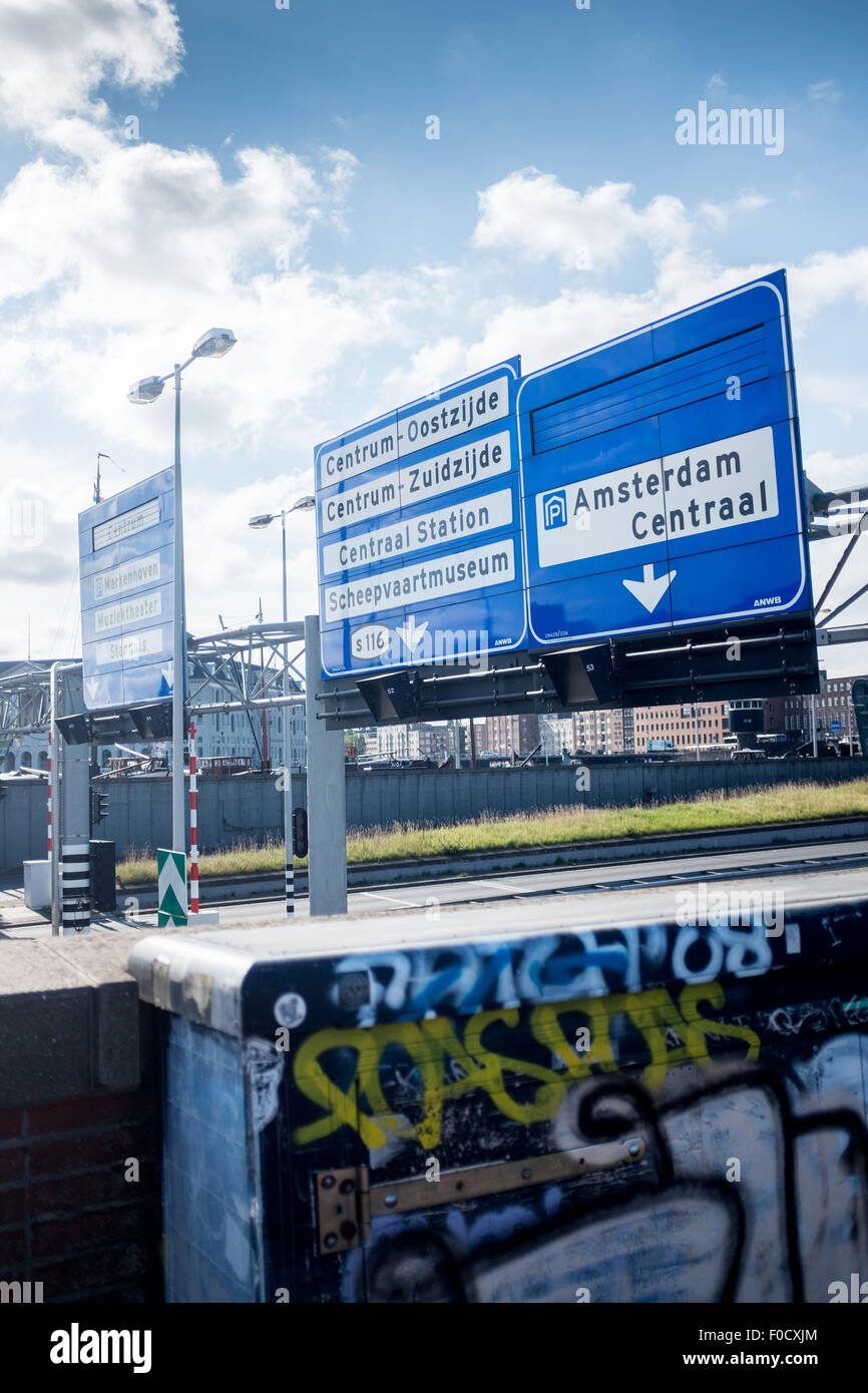 Gritty urban Schuss von Amsterdam Verkehrszeichen und grafitti Stockfoto
