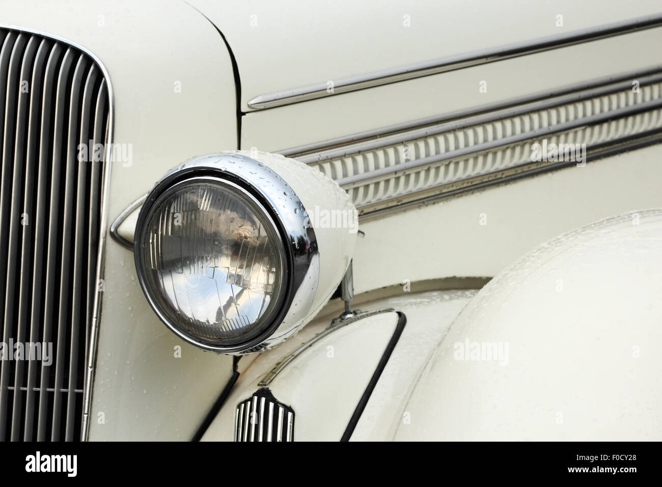 Detailansicht des weißen Retro-Auto mit Fokus auf Scheinwerfer Stockfoto