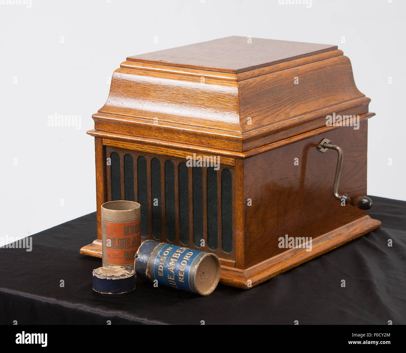 Ein antiker Edison zylindrische Grammophon mit Kurbel befestigt und Aufzeichnung von Fällen Stockfoto