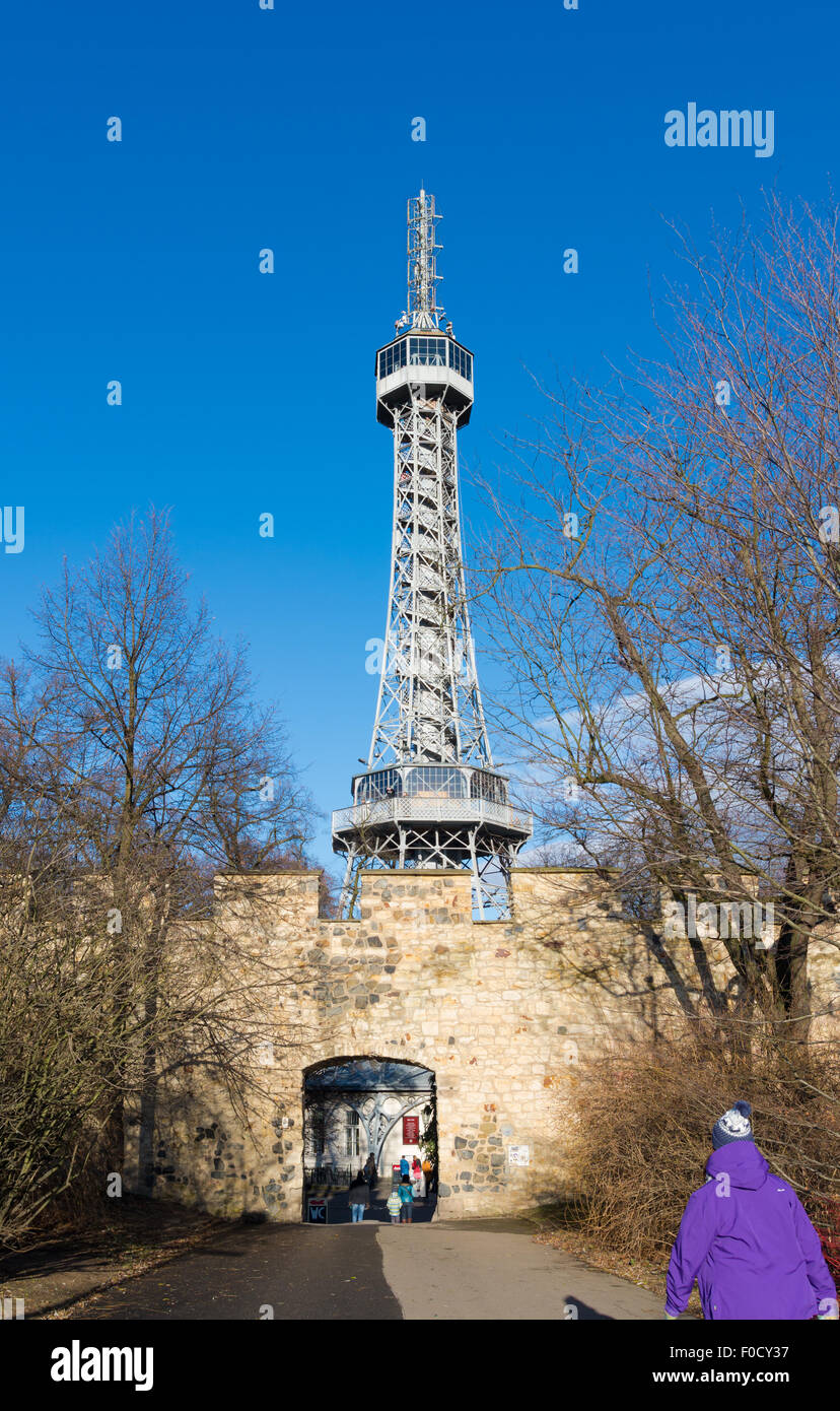 Aussichtsturm Petrin-Hügel. Als eine Mini-Version Pariss Eiffelturm, Petrin Observ gebaut Stockfoto