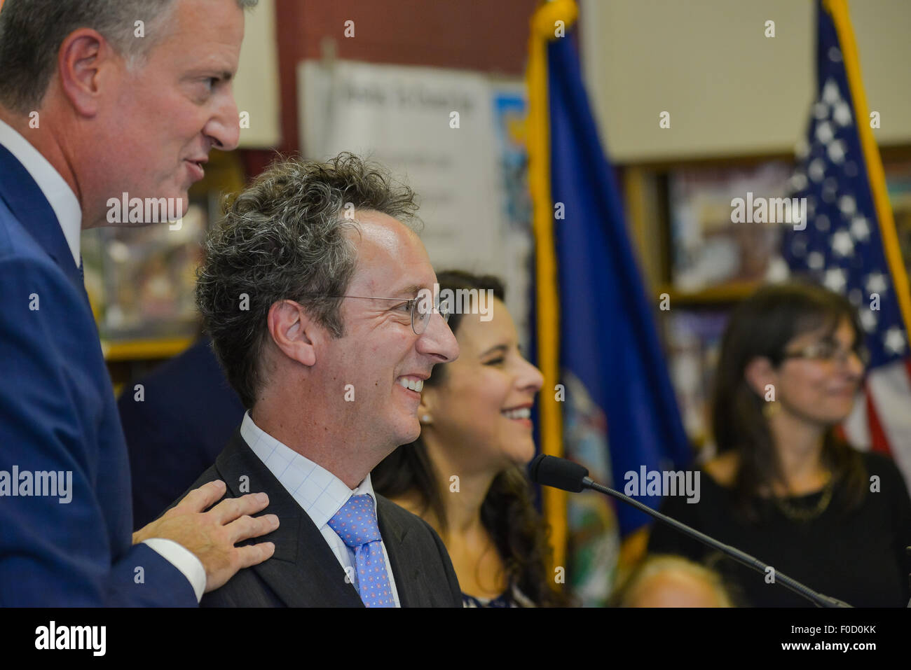 New York, Vereinigte Staaten von Amerika. 12. August 2015. Mayor de Blasio (links) und Deputy Schulen Kanzler (zweiter von links) teilen sich einen unbeschwerten Moment während der Pressekonferenz Rede und Antwort-Sitzung. Bürgermeister Bill de Blasio hielt eine Pressekonferenz zusammen mit städtischen Beamten und öffentlichen Schulverwaltung eine stadtweite Verbesserung im öffentlichen Test Scores unter die gemeinsame Mindestnormen, ein zentrales Thema der Verwaltung des Bürgermeisters zu verkünden. Bildnachweis: Albin Lohr-Jones/Pacific Press/Alamy Live-Nachrichten Stockfoto