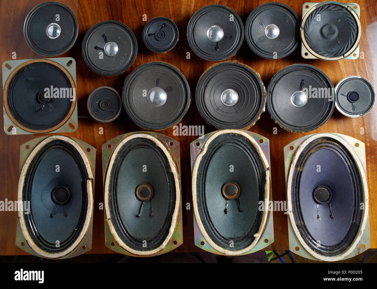 alte Lautsprecher-Sammlung auf den Holztisch Blick von oben Stockfoto