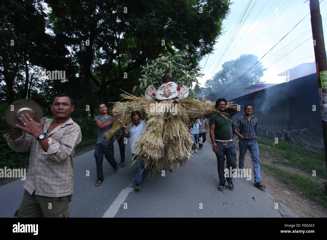 Bhaktapur, Nepal. 12. August 2015. Menschen der Newar Gemeinschaft tragen einen Dummy der Dämon Ghantakarna während des Ghantakarna Festivals in Bhaktapur, Nepal, 12. August 2015. Die Newar Gemeinschaft des Kathmandu-Tal beobachtet Ghantakarna, ein Festival zu jagen böse Geister vertreiben und Glück einläuten. Bildnachweis: Sunil Sharma/Xinhua/Alamy Live-Nachrichten Stockfoto