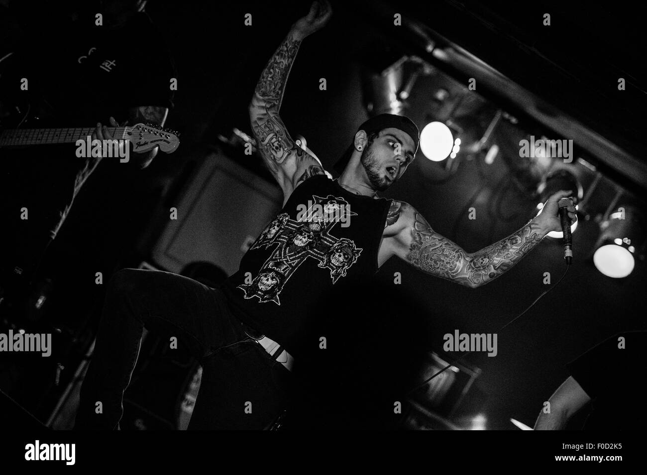 Tätowierten Heavy-Metal/Metalcore männlichen Rock-Sänger auf der Bühne in New York durchführen Stockfoto