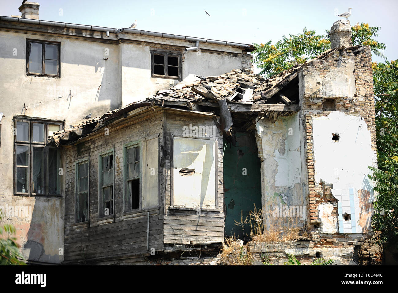 Architektur mit der Fassade eines Hauses in Schutt und Asche geschossen Stockfoto
