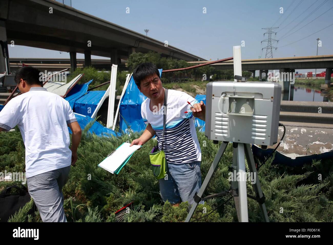 Tianjin, China. 13. August 2015. Mitarbeiter von Tianjin Environment Monitoring Center überwacht die Qualität der Luft in der Nähe der Explosion Website im Binhai neuer Bereich von Tianjin, Nord-China, 13. August 2015. Die Zahl der Todesopfer stieg auf 44 aus zwei massive Explosionen, die durch ein Lager im Nordchinas Hafen Stadt Tianjin ab Donnerstag Mittag gerissen nach Rettungszentrale. Zwölf Feuerwehrleute waren unter den Toten. Bildnachweis: Jin Liwang/Xinhua/Alamy Live-Nachrichten Stockfoto