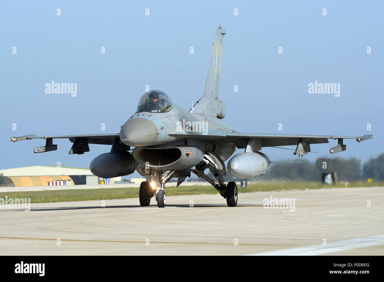 Hellenic Air Force F - 16C Block 52 des Rollens bei Araxos Luftwaffenstützpunkt, Griechenland. Stockfoto