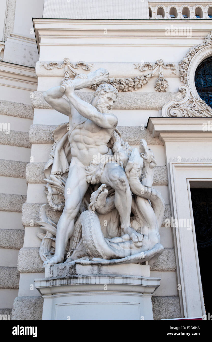 Statue des Herkules, die Tötung der vielköpfigen Hydra am Michaelerplatz Eingang der Michaelertrakt in der Hofburg Vienna Stockfoto