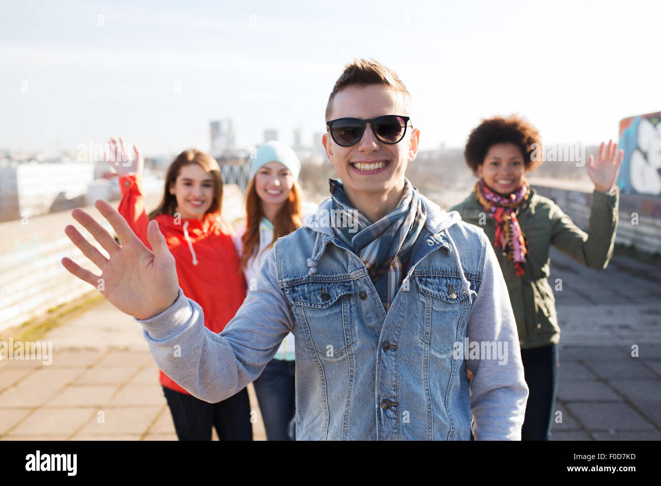 glücklich Teenager Freunden winken Hände auf Stadtstraße Stockfoto
