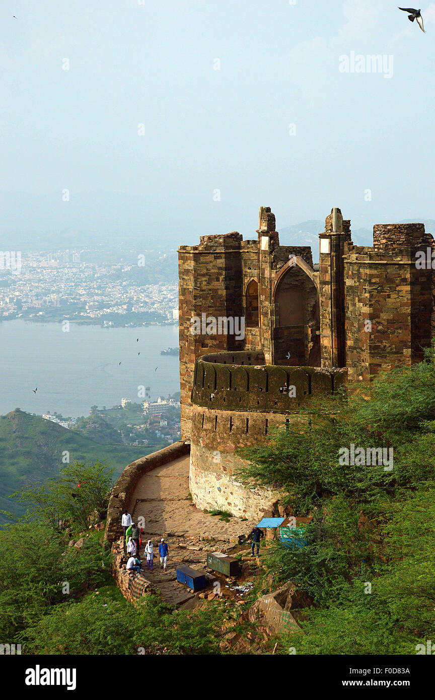 Ajmer, Indien. 12. August 2015. Ein Blick auf Anasagar See von Taragarh Fort. Anasagar See überläuft während regnerischen Sitzung und viele Touristen kommen, um die Landschaft zu genießen. © Shaukat Ahmed/Pacific Press/Alamy Live-Nachrichten Stockfoto