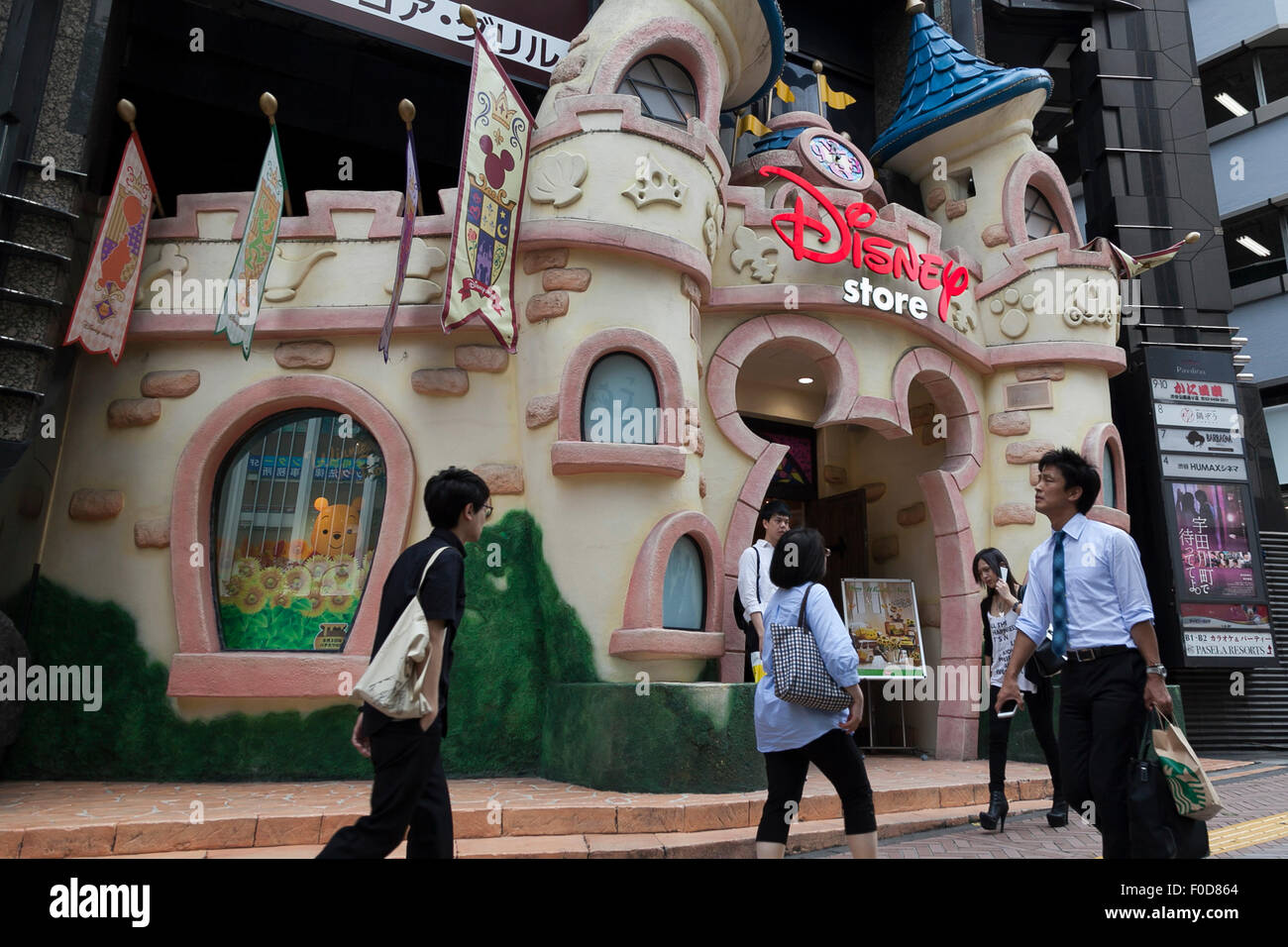 Tokio, Japan. 13. August 2015. Fußgänger zu Fuß passieren ein Disney-Geschäft im Einkaufsviertel Shibuya auf 13. August 2015, Tokio, Japan. Walt Disney Company entschuldigte sich nach einem japanischen tweet die als '' ein Tag ohne Bedeutung '' übersetzt erschien am 9. August; der 70. Jahrestag des die Atombombardierung von Nagasaki. Das originale englische Tweet war gedacht als ein Verweis auf "Alice im Wunderland '' und wünschte Anhänger '' frohes Nichtgeburtstag '' aber wenn ins Japanische übersetzt es herauskam als einen Tag ohne Bedeutung. Bildnachweis: Aflo Co. Ltd./Alamy Live-Nachrichten Stockfoto