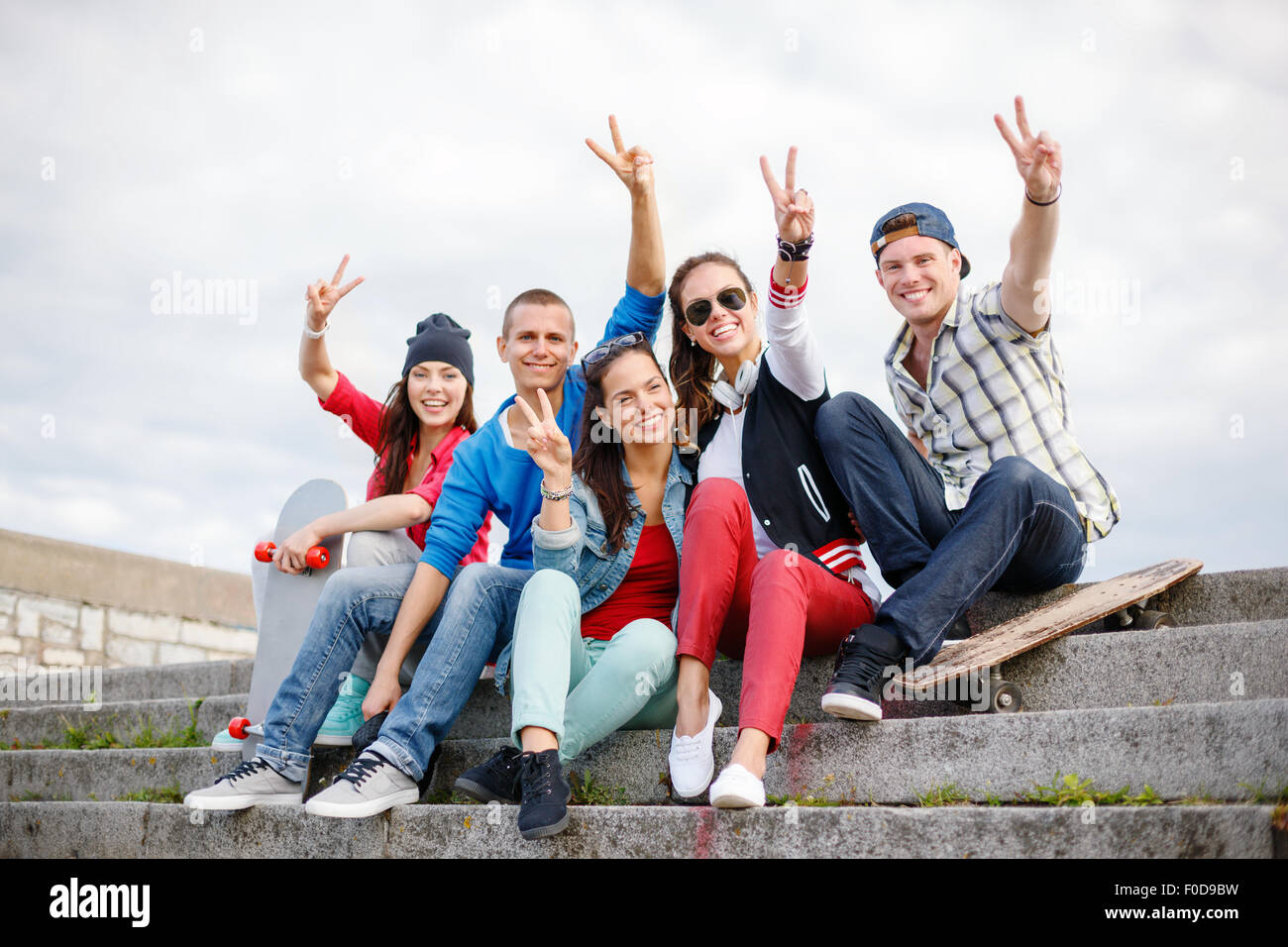 Gruppe von lächelnden Jugendlichen hängen Stockfoto