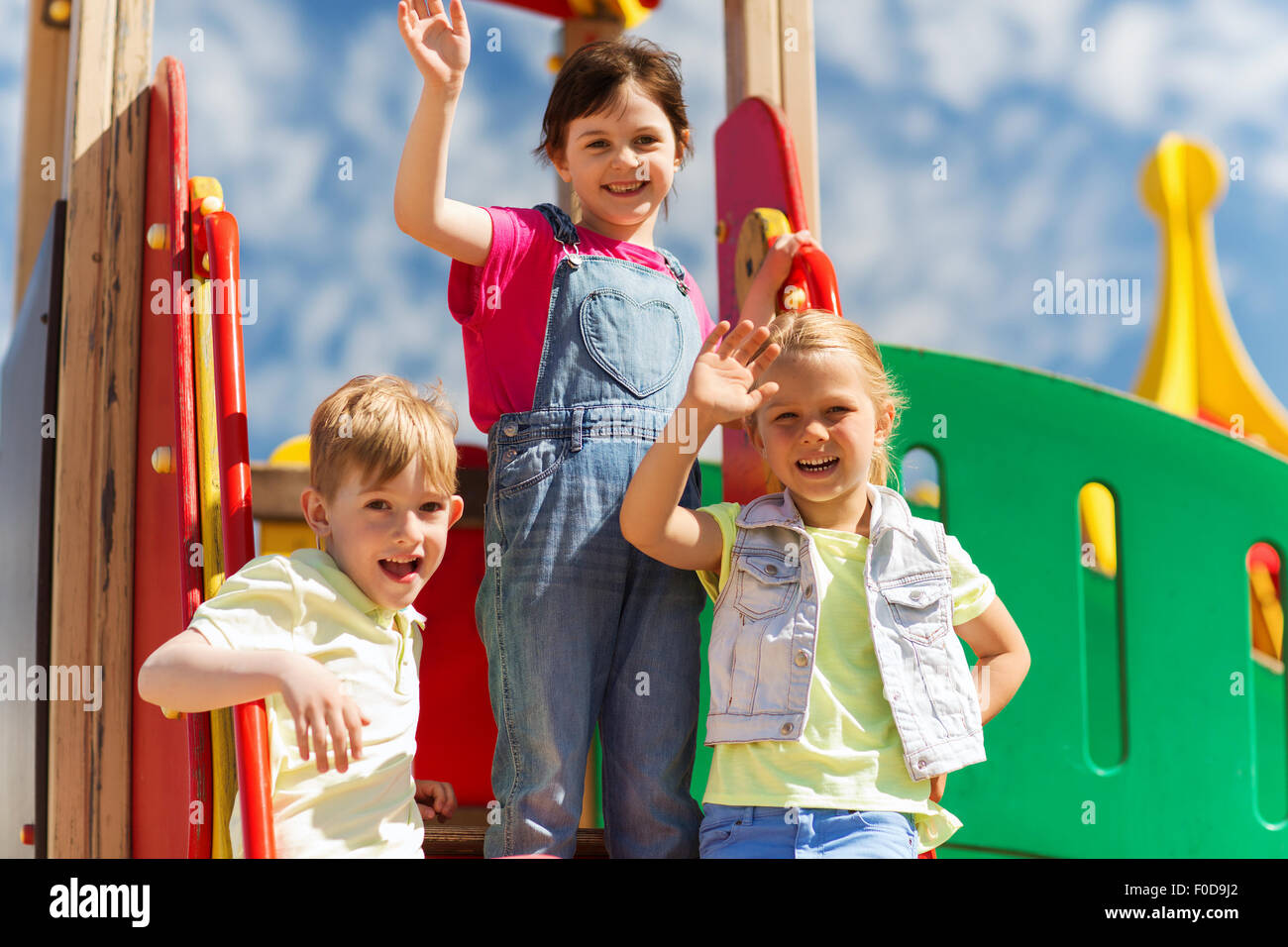 Gruppe von glückliche Kinder winken Hände auf Spielplatz Stockfoto