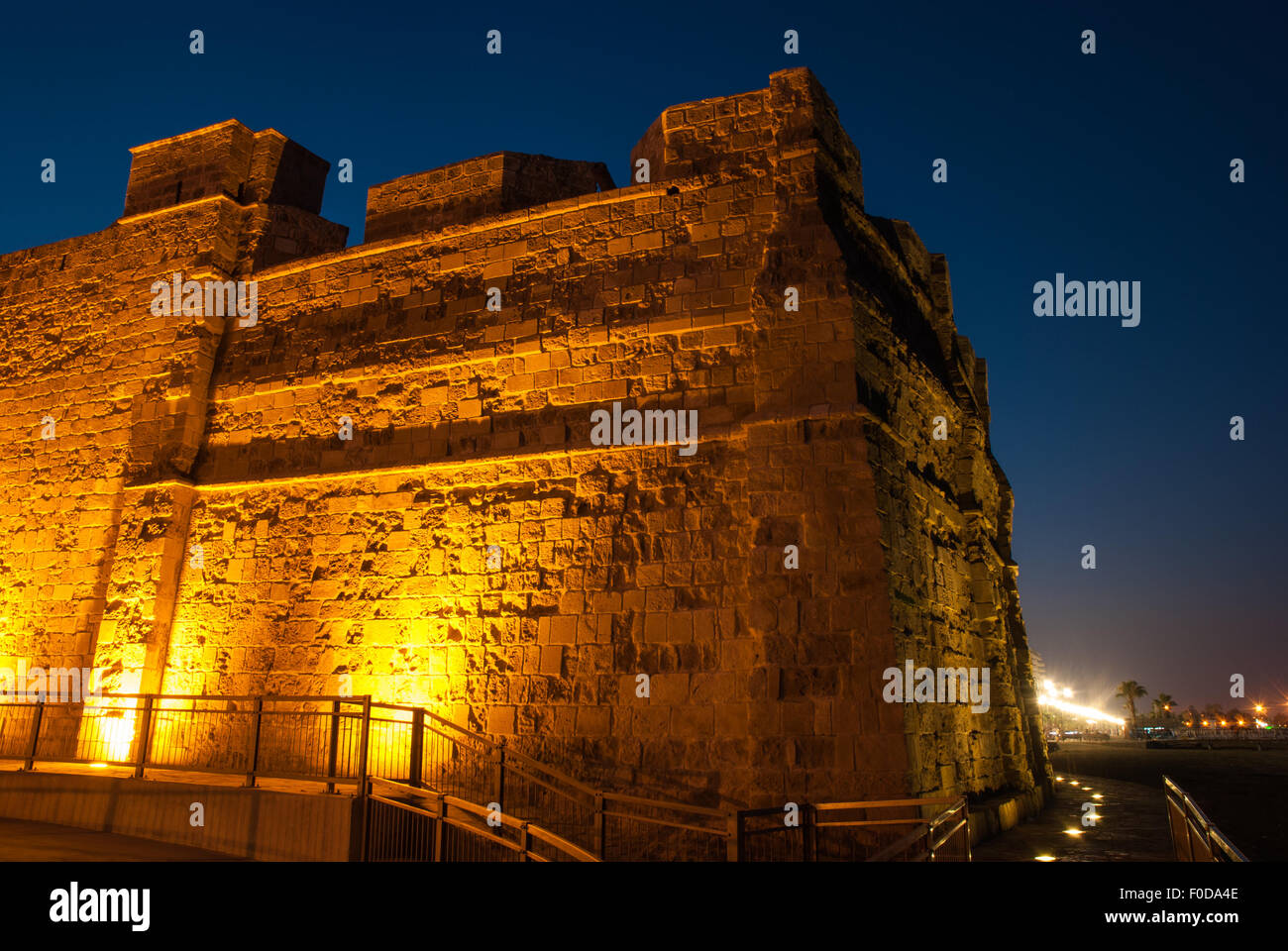 Larnaca-Burg bei Nacht mit Beleuchtung. Finikoudes. Larnaca. Zypern. Stockfoto