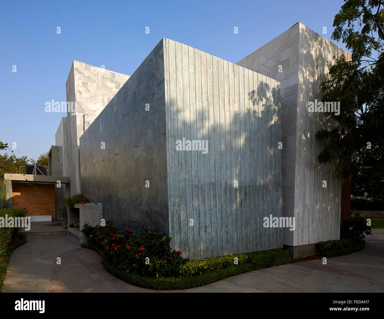 Ecke Höhe mit Eingang. Marmoriertes Haus, Ahmedabad, Indien. Architekt: Matharoo Associates, 2015. Stockfoto