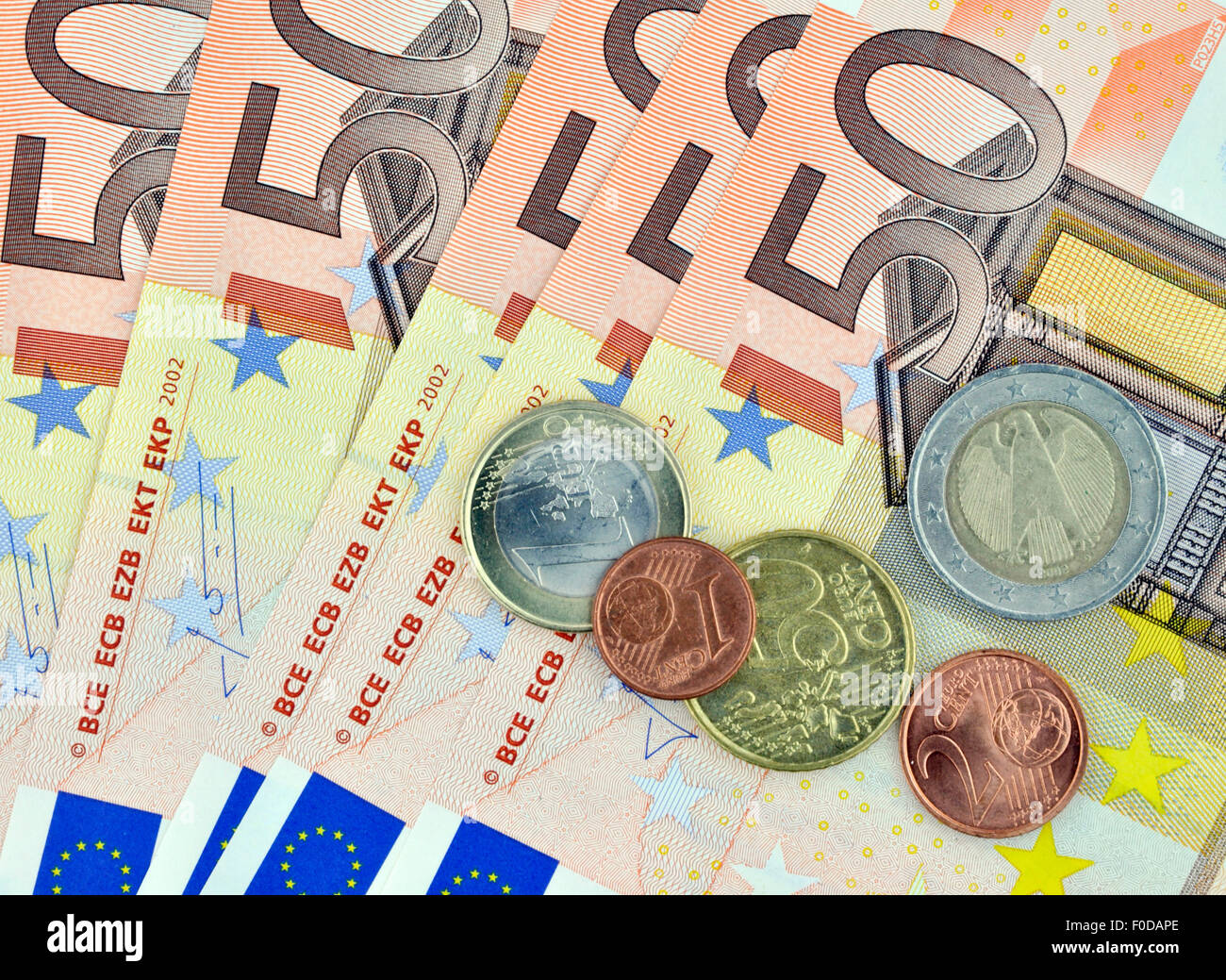 Nahaufnahme von fünfzig Euro-Banknoten mit Münzen Stockfoto