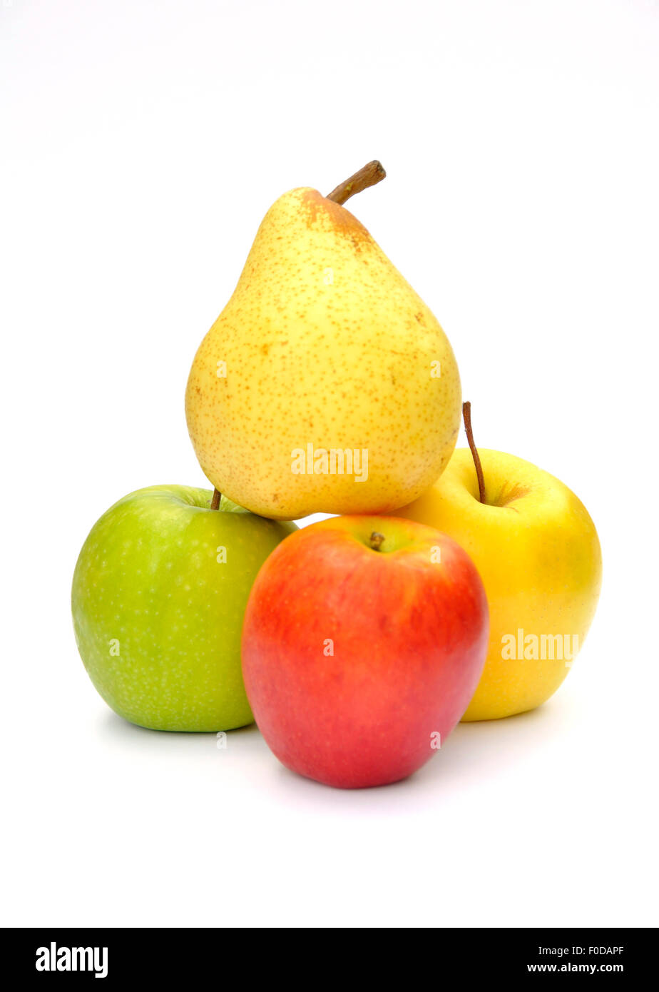 Birne balanciert auf drei Arten von Äpfeln Stockfoto