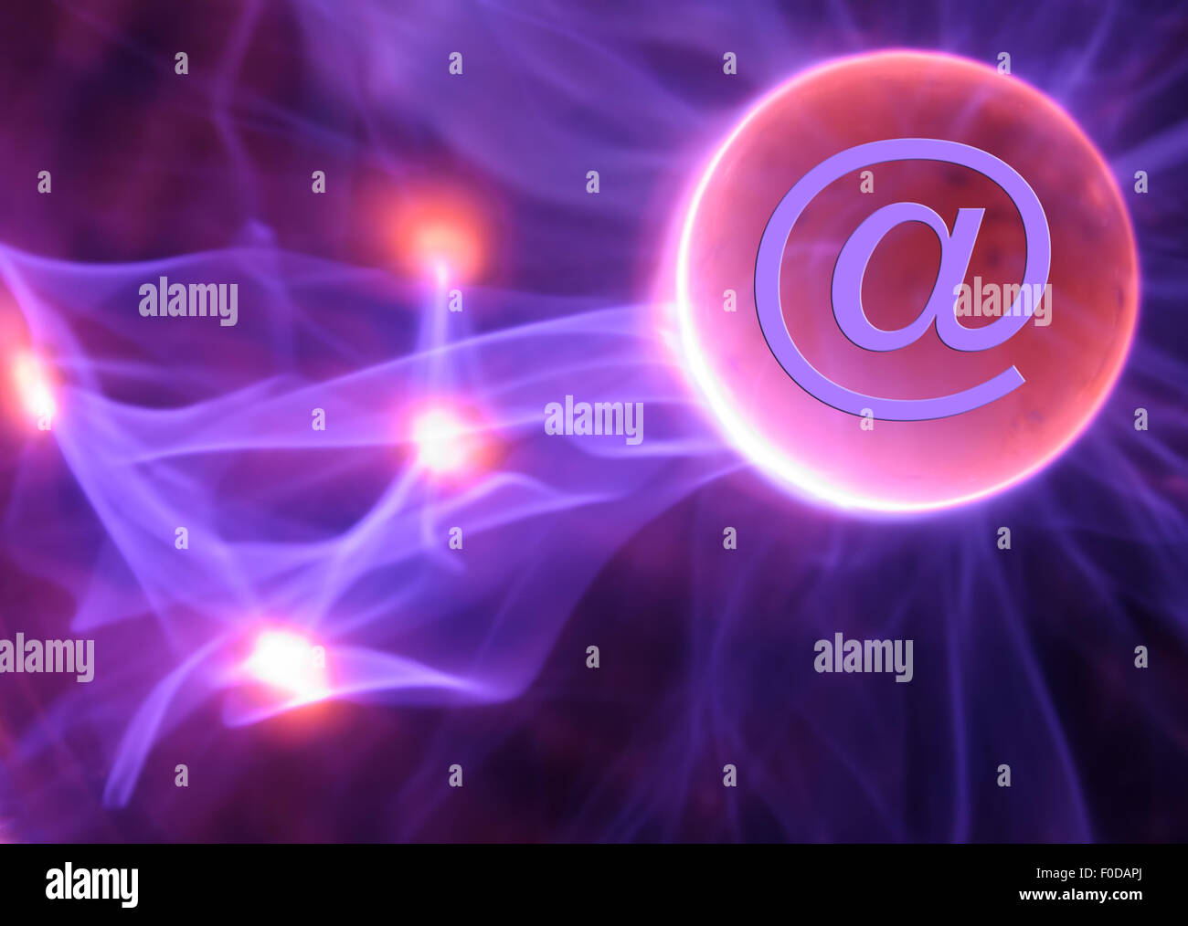 Internet-Konzept zeigt e-Mail-Symbol über Plasma-Hintergrund Stockfoto