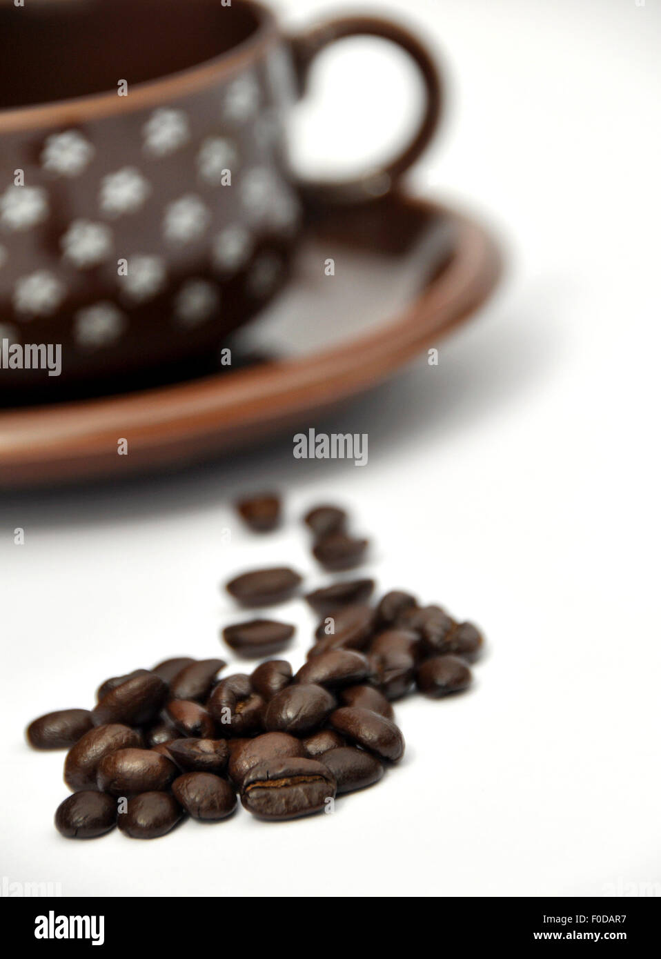Kaffeebohnen mit Tasse und Untertasse Stockfoto