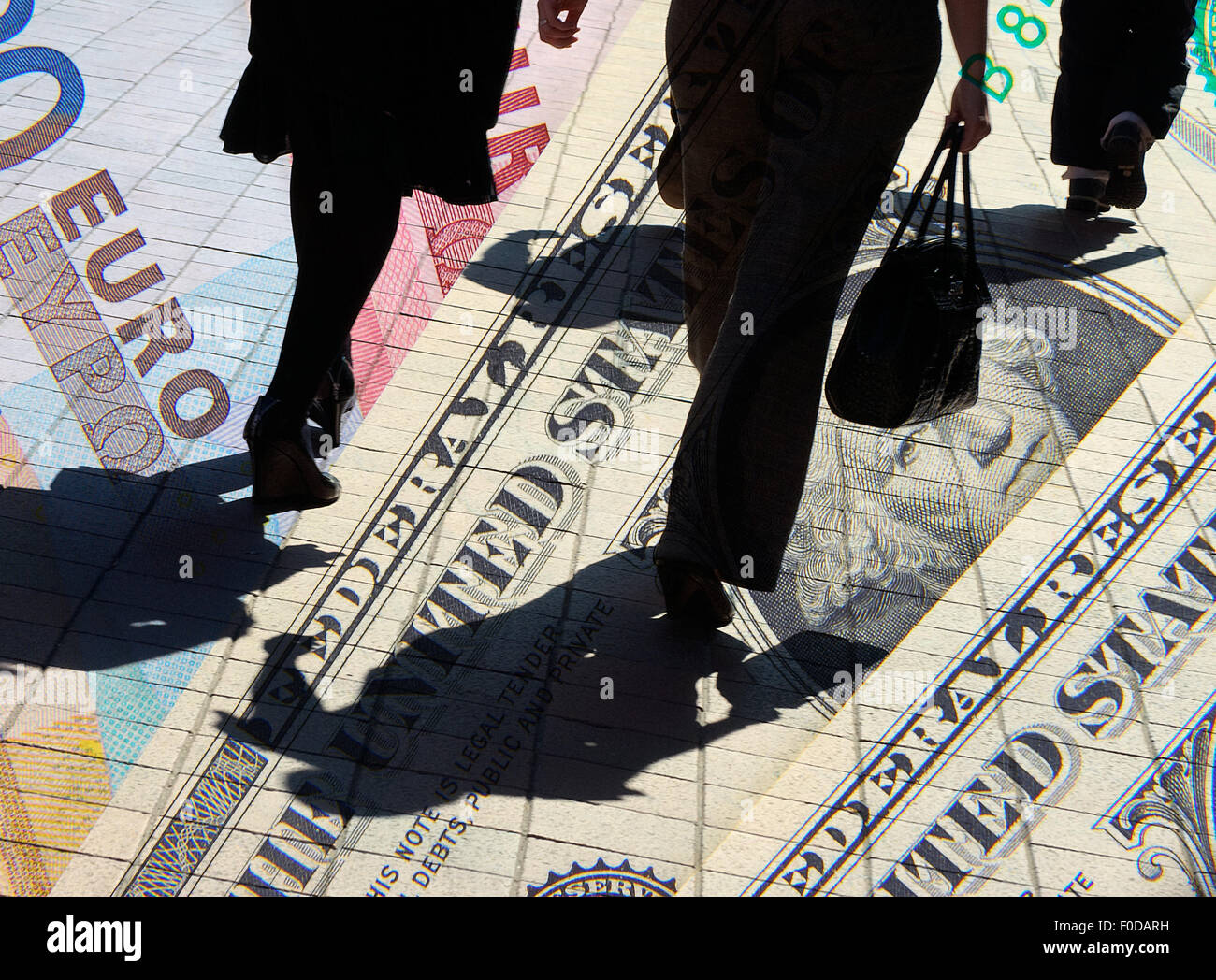 Dollar und Euro-Banknoten mit Shopper überlagert Stockfoto