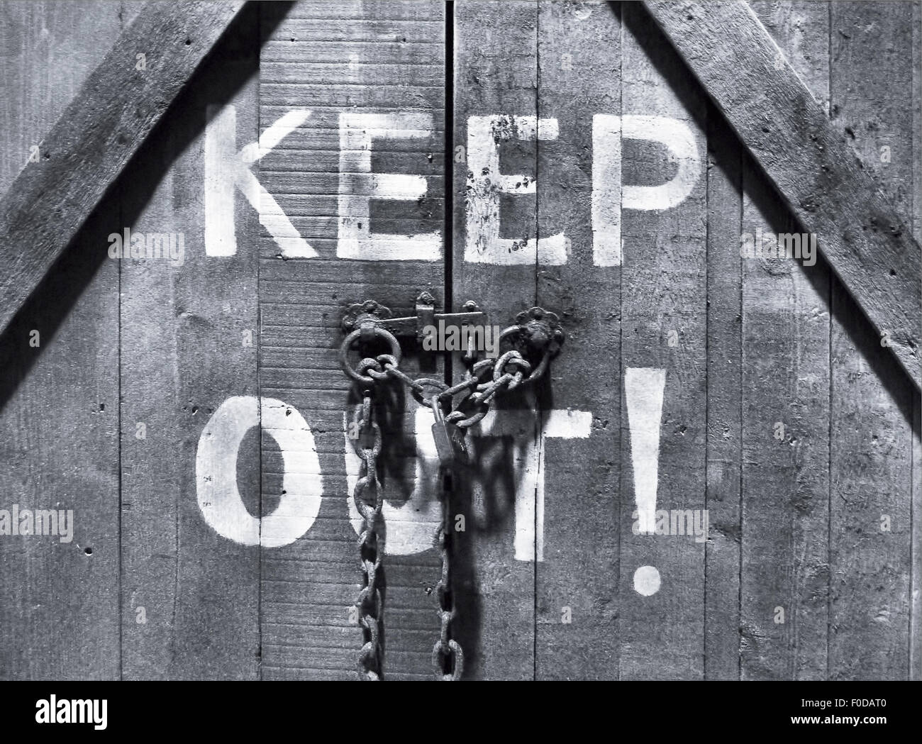 Nahaufnahme von Keep Out Zeichen auf Holztür Stockfoto