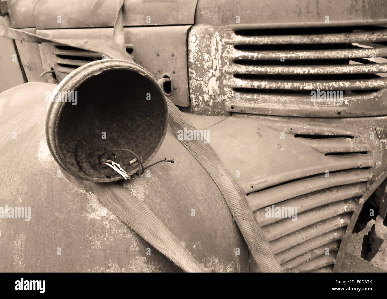 Nahaufnahme von rostigen verlassenen LKW in Sepia-Tönen Stockfoto