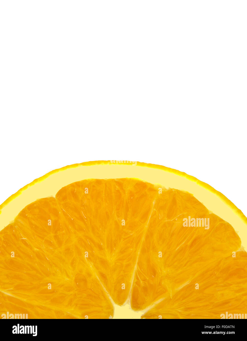 Nahaufnahme des geschnittenen Orange auf weißem Hintergrund Stockfoto