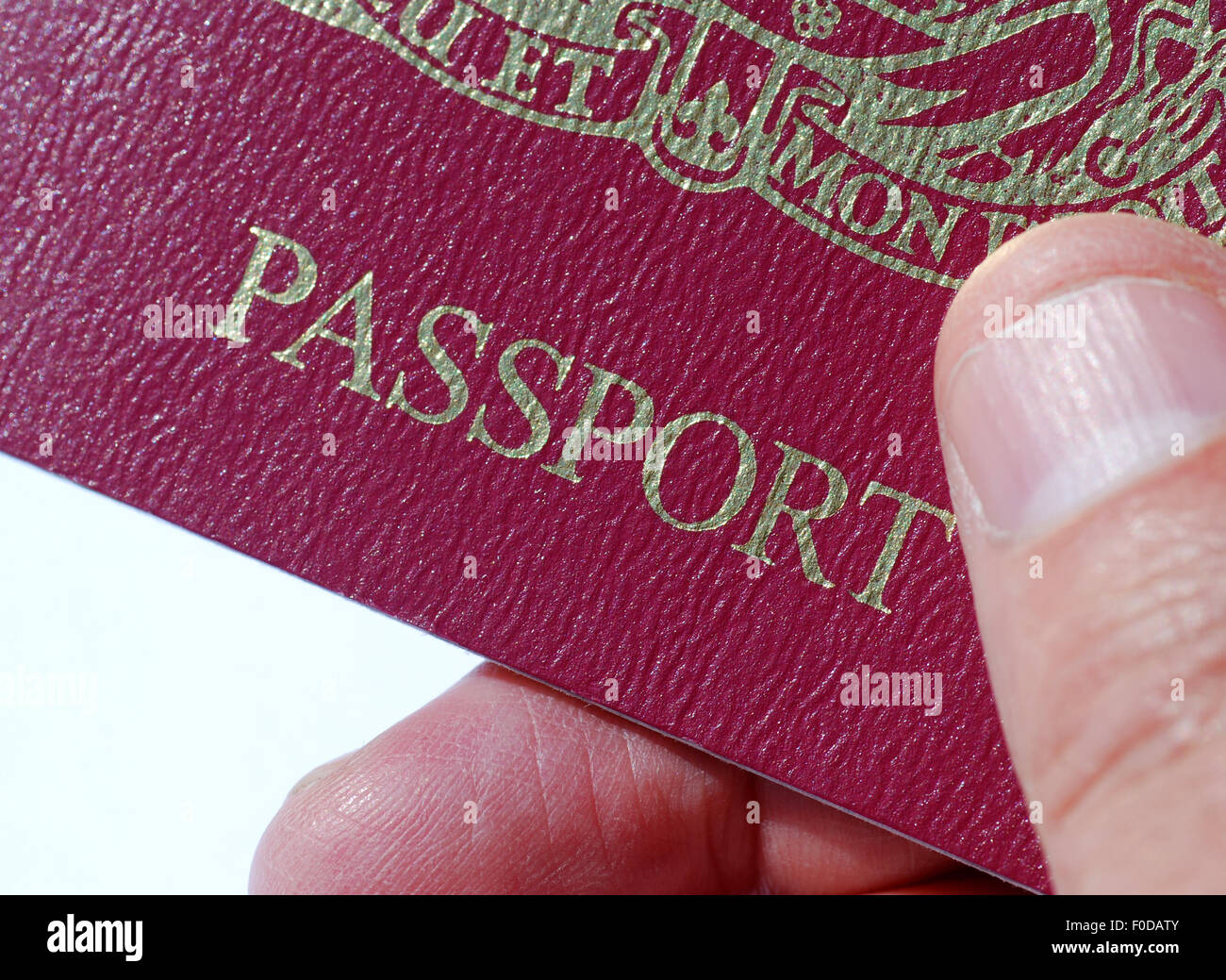 Nahaufnahme der Hand, die einen britischen Reisepass Stockfoto