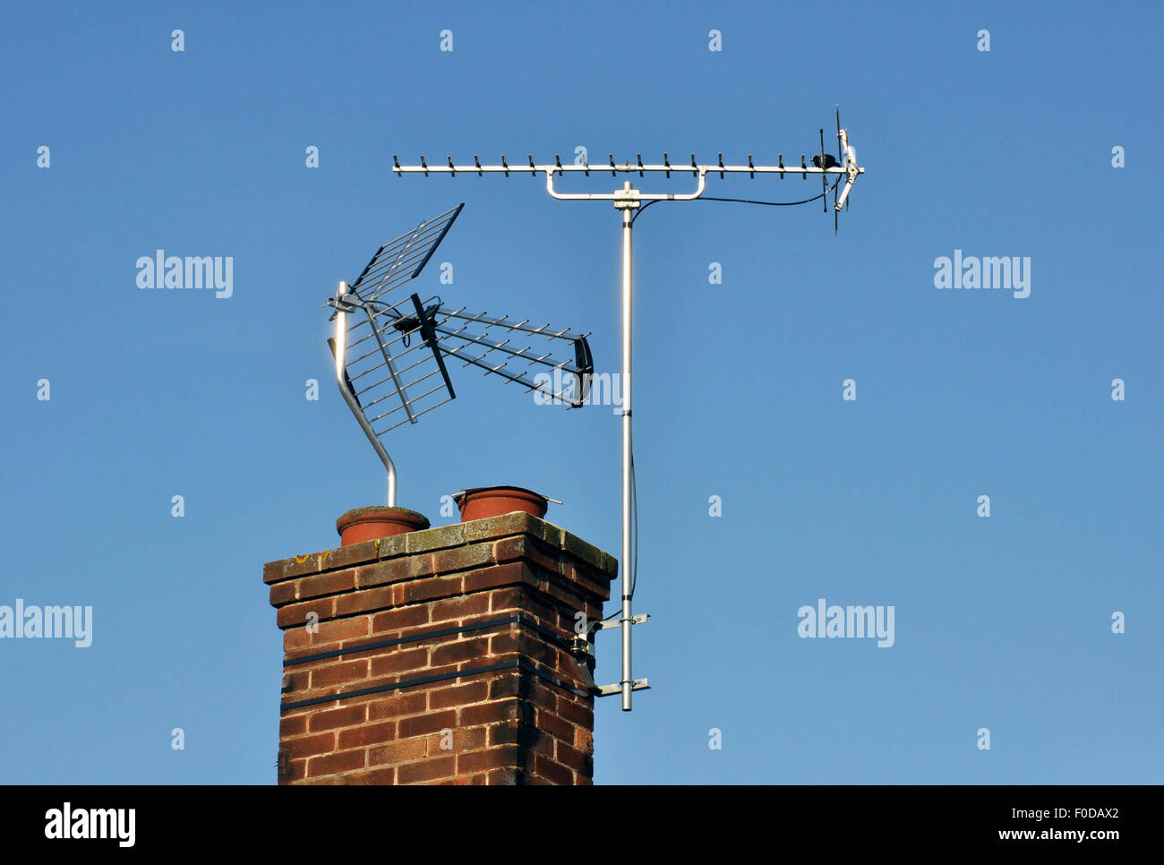 Tele-Blick von Fernsehantennen auf Schornstein montiert Stockfoto