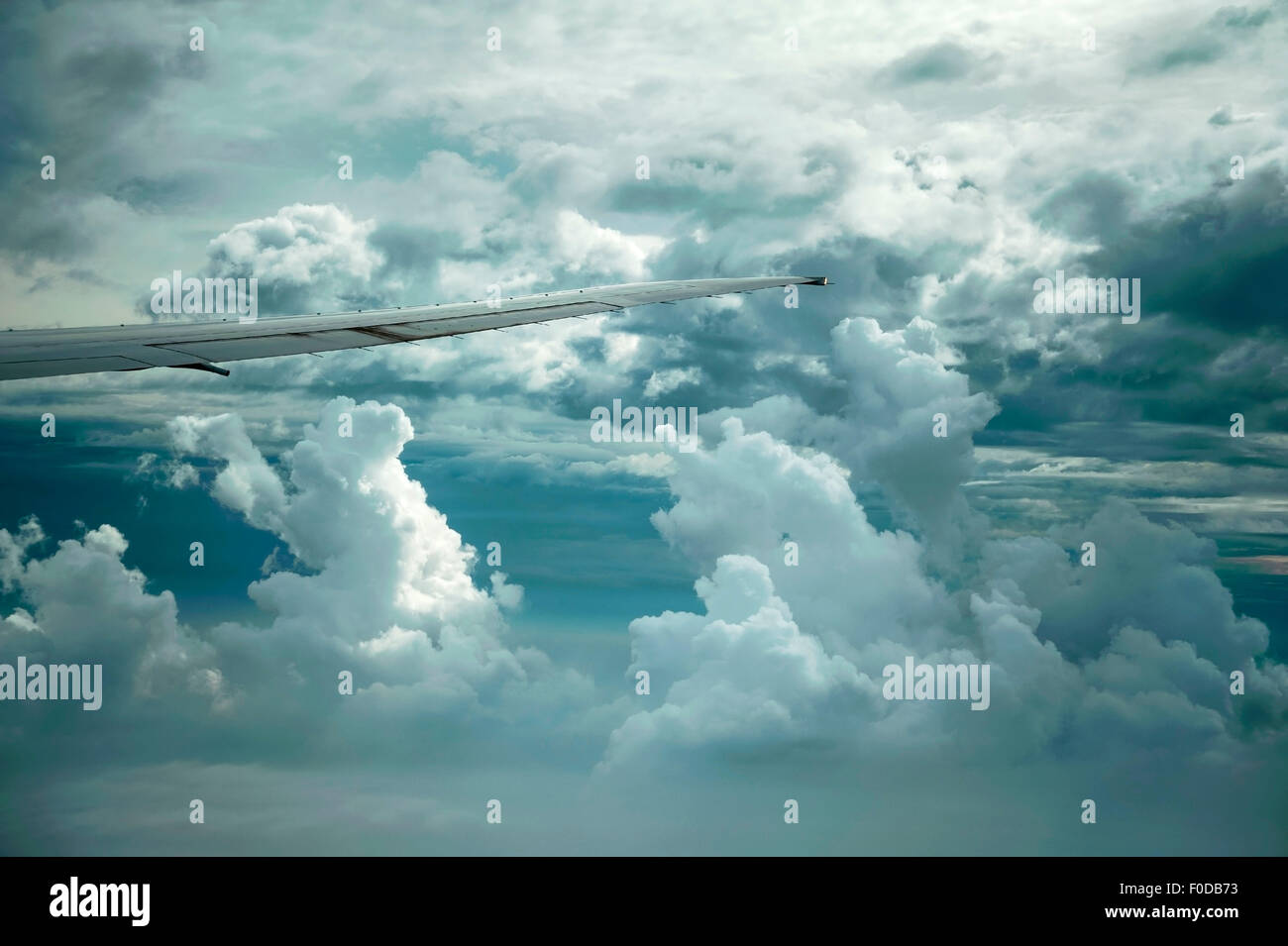 Dramatischen Wolkenformationen und der Flügel einer Boeing 777-300 Stockfoto