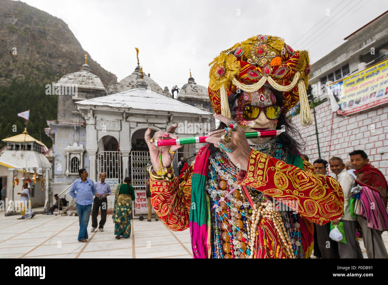 Adbutswamishreekrishna, ein Sadhu, heiliger Mann, von Ujjain ist vor Gangotri Tempel, Gangotri, Uttarakhand Flötenspiel Stockfoto