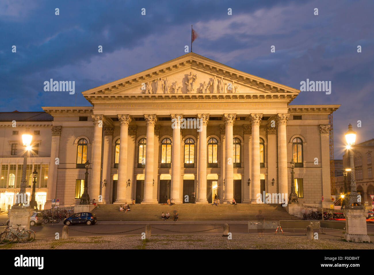 Bayerischen Nationaltheater, Staatsoper, Dämmerung, Max-Joseph-Platz, München, Bayern, Deutschland Stockfoto