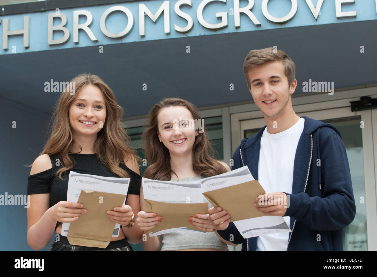 Die Ergebnisse der britischen Schülerinnen und Schüler erhalten - dieser Gruppe sind von Norden bromsgrove High School, Worcestershire, Großbritannien Stockfoto