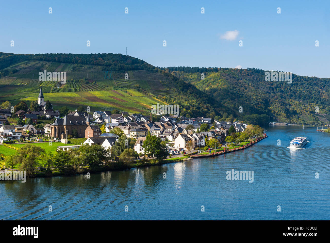 Kreuzfahrtschiff an der Mosel vorbei Ellenz, Moseltal, Rheinland-Pfalz, Deutschland Stockfoto