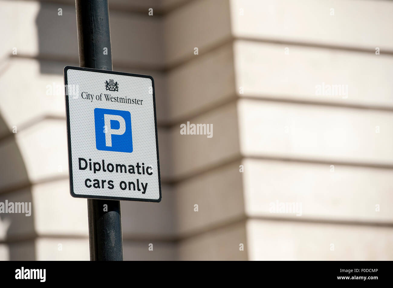 Parkplatz Schild im Zentrum von London zeigt ein Gebiet, wo nur diplomatische Autos parken dürfen. Stockfoto
