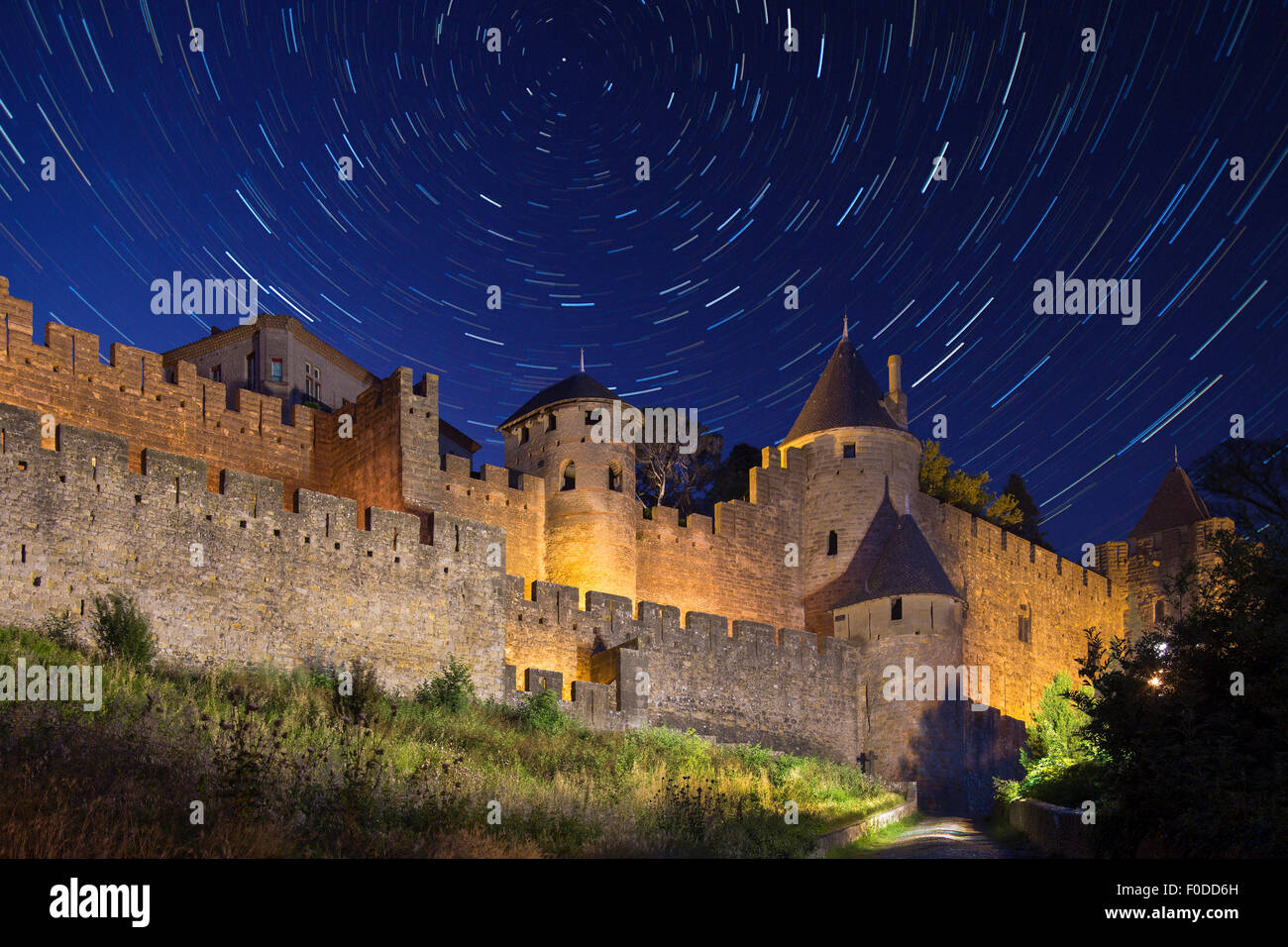 Sternspuren oberhalb der mittelalterlichen Festung und Mauern umgebene Stadt Carcassonne im Languedoc-Roussillon Region Südwest-Frankreich. Stockfoto