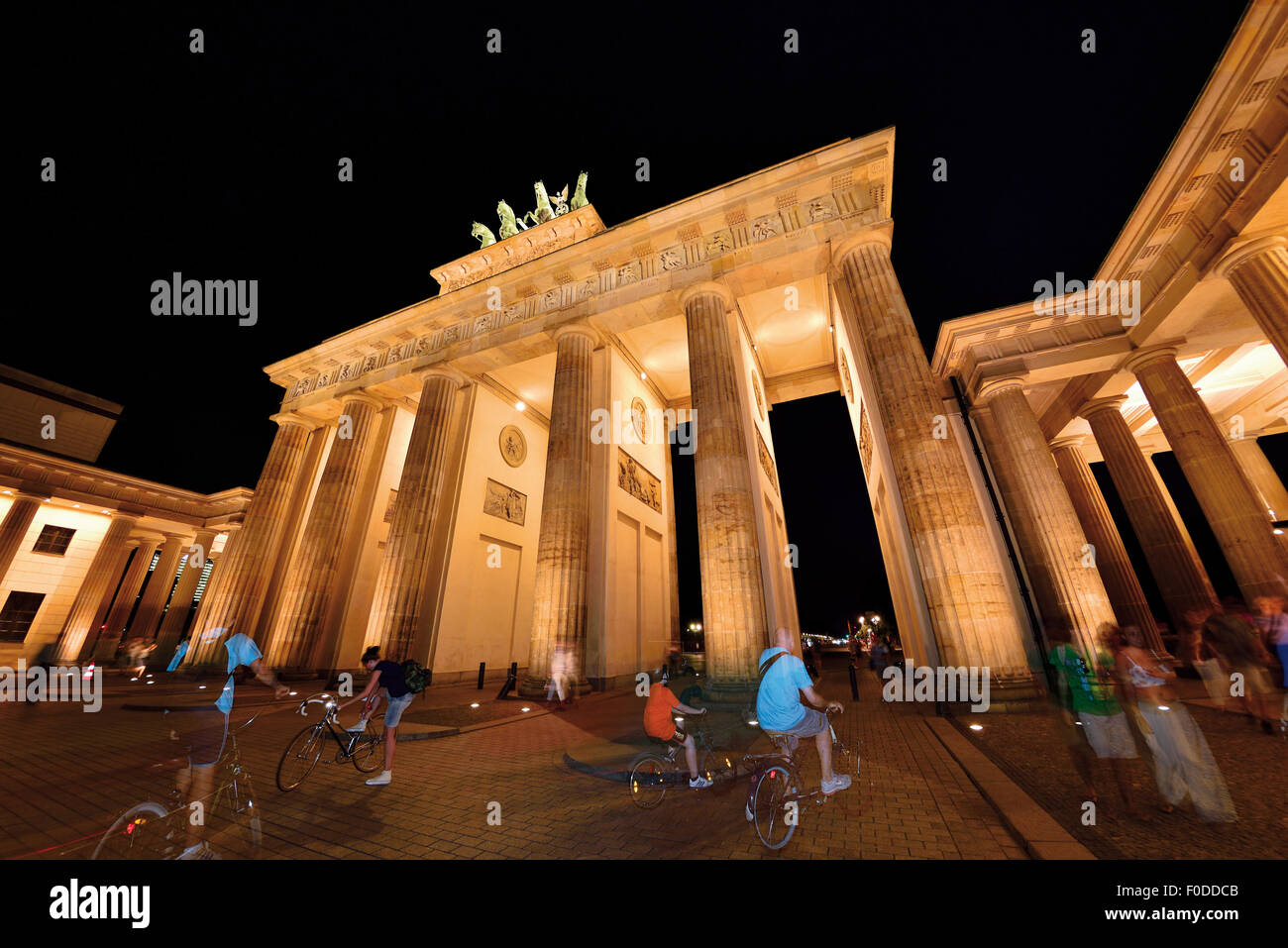 Deutschland, Berlin: Touristen mit Fahrrädern und Schnappschüsse des Brandenburger Tors Stockfoto