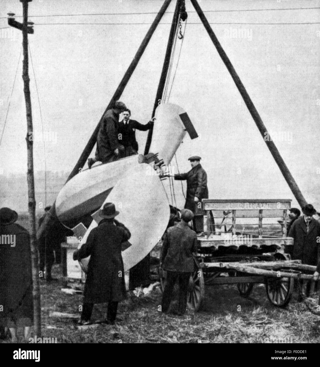 Energie, Wind, Ventimotor, Windkraftwerk, entwickelt von Kurt Bilau (1872 - 1941), Absausen der Propellerflügel, aus: 'Koralle', Nr. 6, Berlin, 1925, Additional-Rights-Clearences-not available Stockfoto