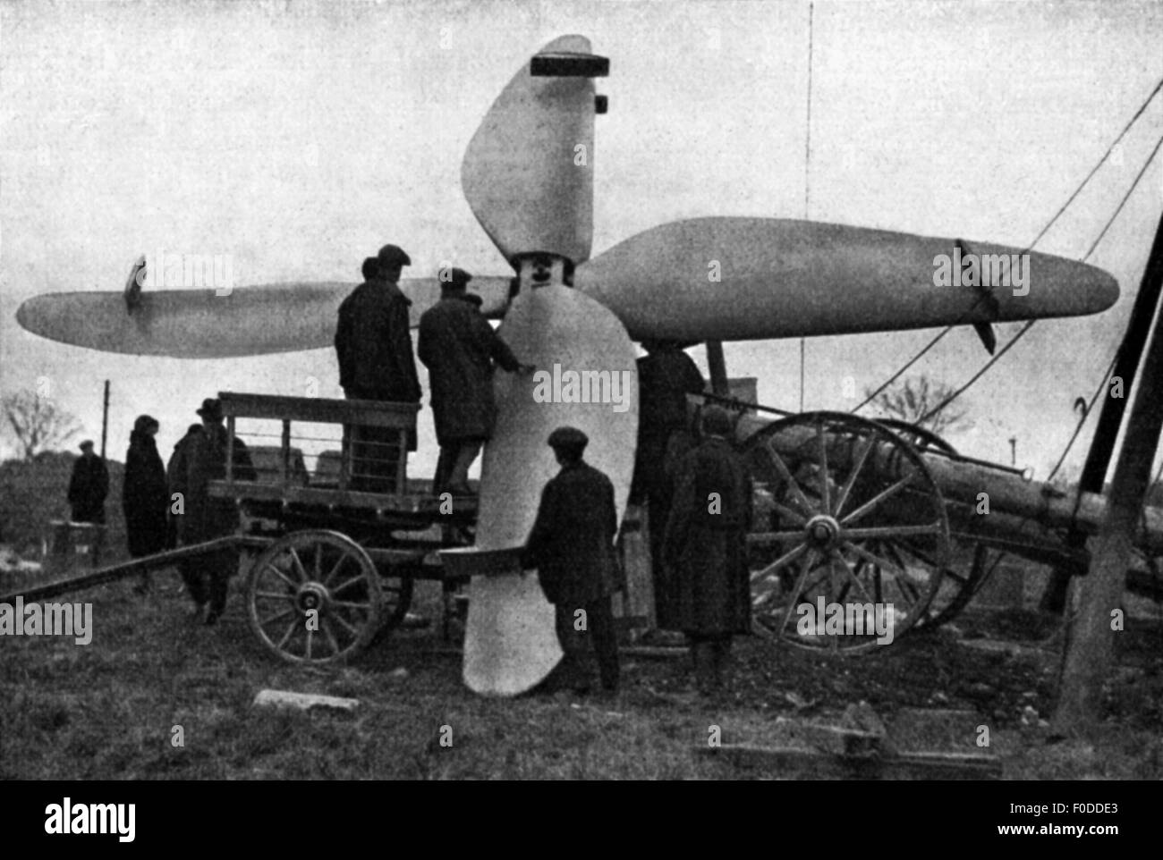 Energie, Wind, Ventimotor, Windkraftwerk, entwickelt von Kurt Bilau (1872 - 1941), Anhebung der Propellerflügel, aus: 'Koralle', Nr. 6, Berlin, 1925, Additional-Rights-Clearences-not available Stockfoto