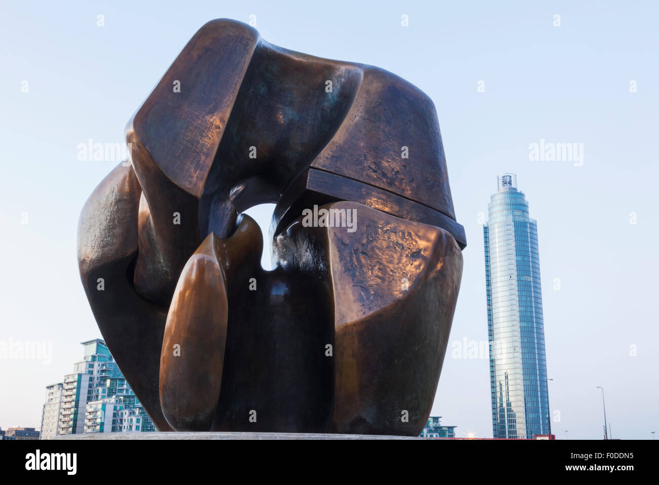 England, London, Westminster, Henry Moore Bronzeskulptur mit dem Titel "Locking Piece" Stockfoto