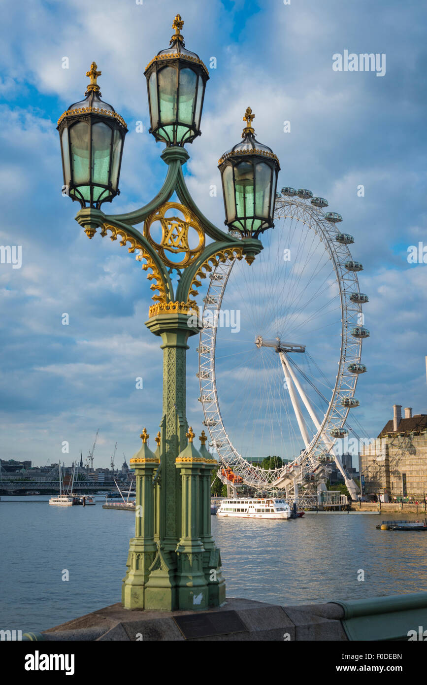 Southbank Westminster Bridge Millennium Wheel London Eye Ferris viktorianischen Straße Gas Licht leuchtet Themse Boot Boote Stockfoto