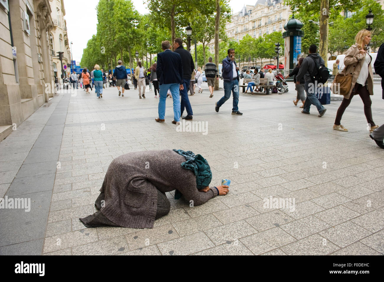 PARIS, Frankreich - 28. Juli 2015: Eine Obdachlose Frau für Geld auf den Champs-Elysees in Paris in Frankreich bettelt Stockfoto