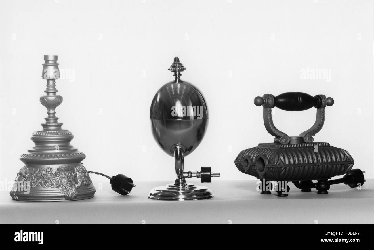 Haushalt, Haushaltsgeräte, Zigarrenanzünder, Eierkocher, Eisstockwärmer, hergestellt von: AEG, um 1900, Nachbildungen zur Ausstellung 'alles elektrisch - 100 Jahre AEG Hausgeräte', Nürnberg, 1989, Additional-Rights-Clearences-not available Stockfoto