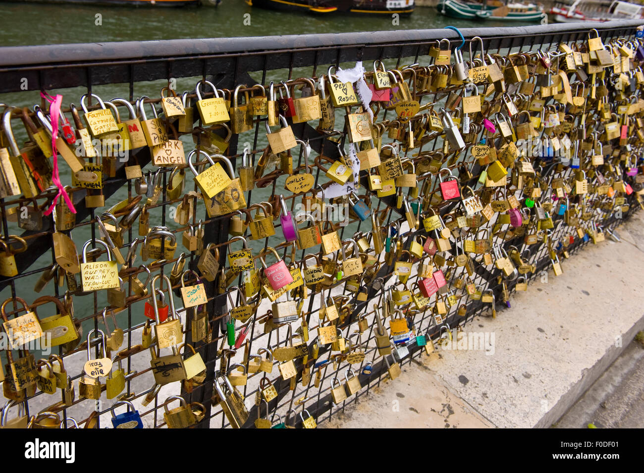 Tausende von Vorhängeschlössern an einem Zaun in der Nähe von Pont des Arts symbolisieren 'Liebe für immer"in Paris in Frankreich Stockfoto